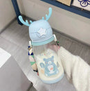 Garrafa Plástica 600ML, Desenhos Criativos e Divertidos, Ideal para Bebes e Crianças Pequenas, À Prova de Vazamentos e com Alça de Ombro